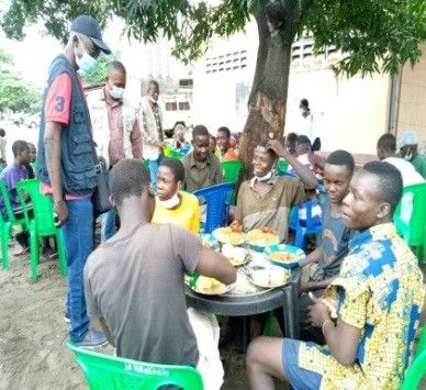 Un repas servi aux enfants et jeunes des sites de la ville.