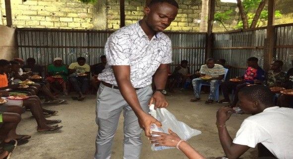 Distribution aux enfants lors d'une cantine.