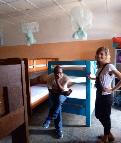 Lits superposés et matelas livrés à un centre d'hébergement.