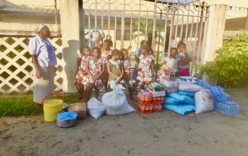 Les vivres déposés dans un centre de filles.