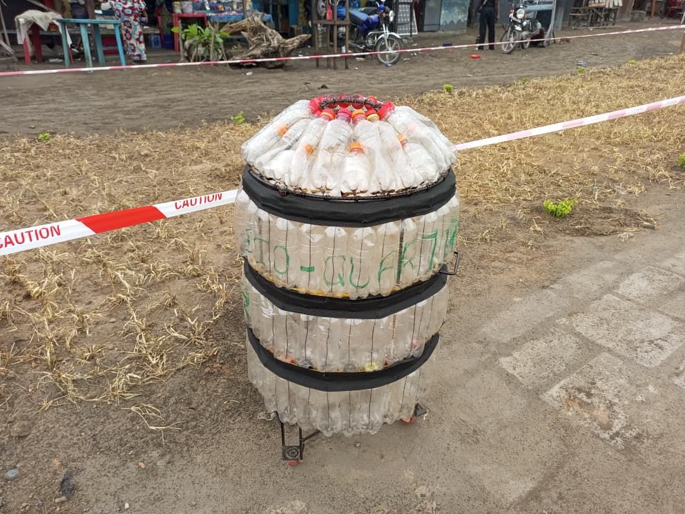 Une poubelle de l'éco-quartier, faite de bouteilles recyclées.