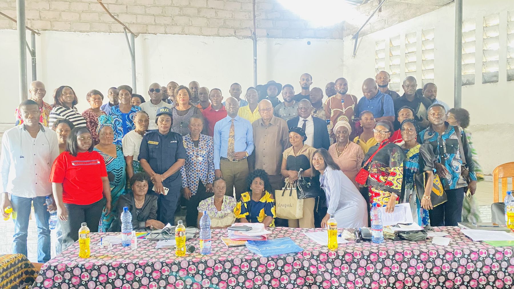 Photo de groupe avec les participants.