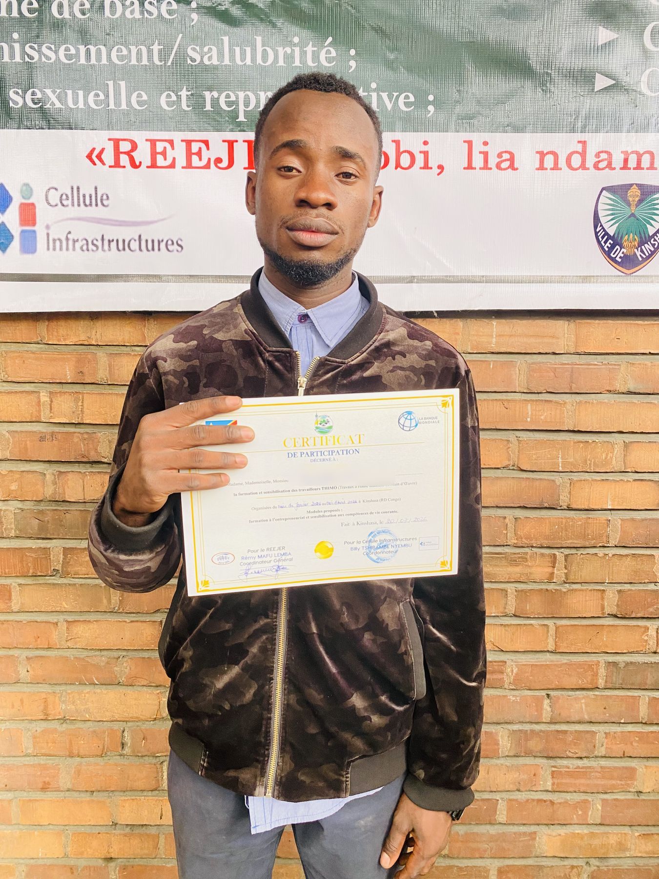 Un tâcheron et son brevet de participation.