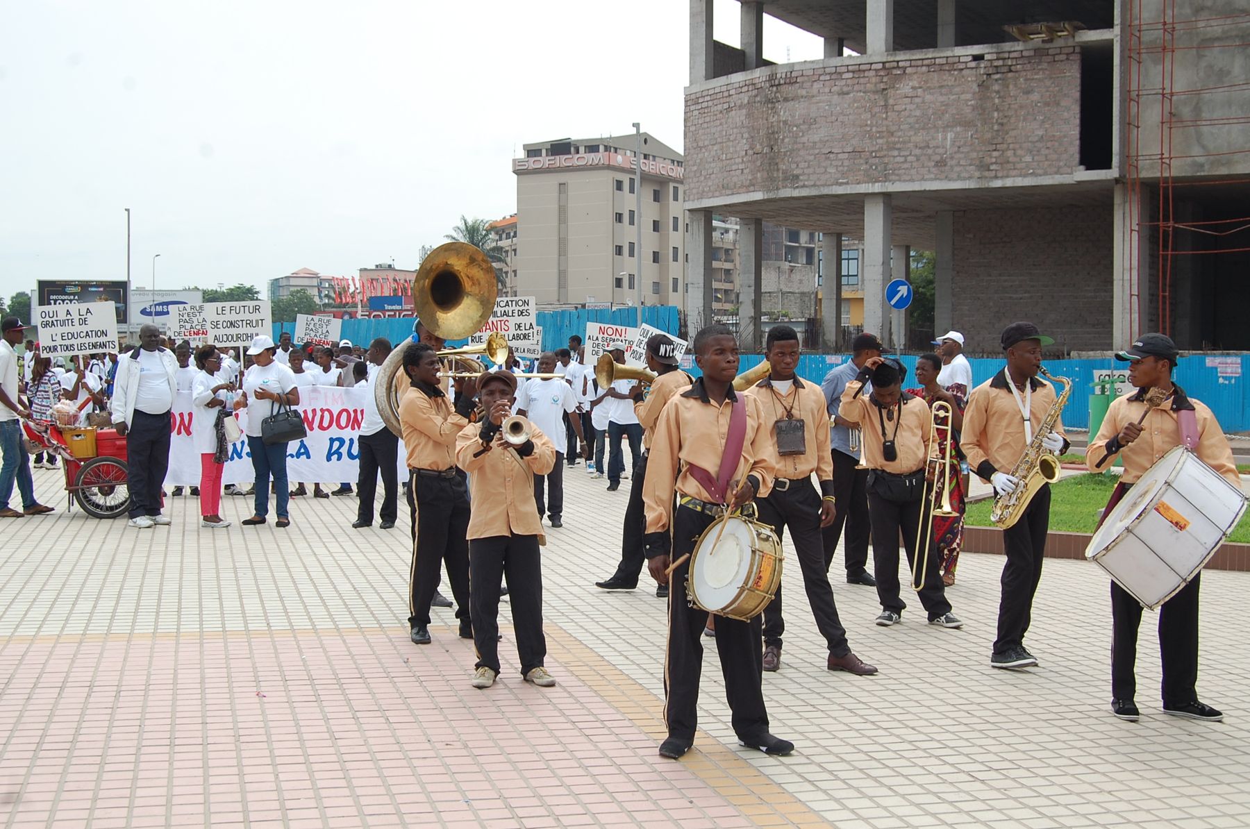 Une fanfare ouvre la marche.