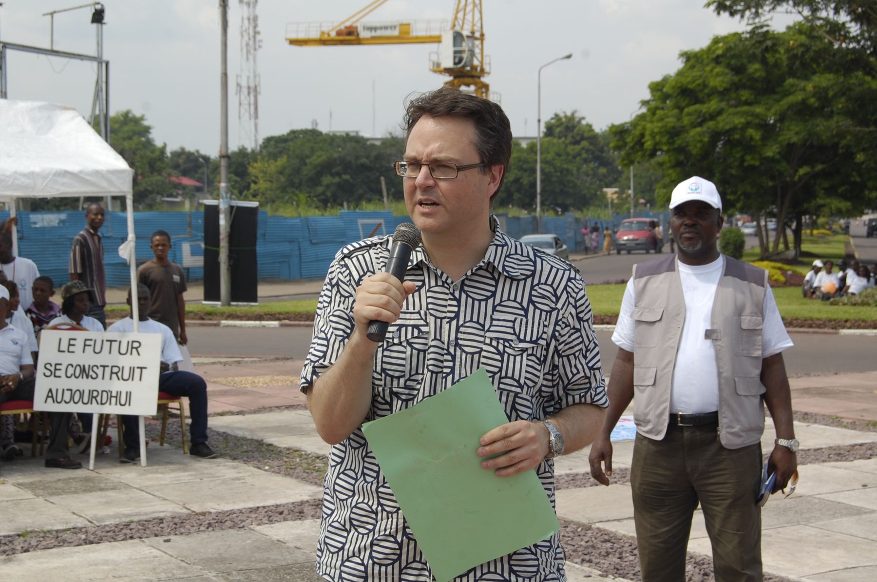 Un partenaire s'adresse aux participants.