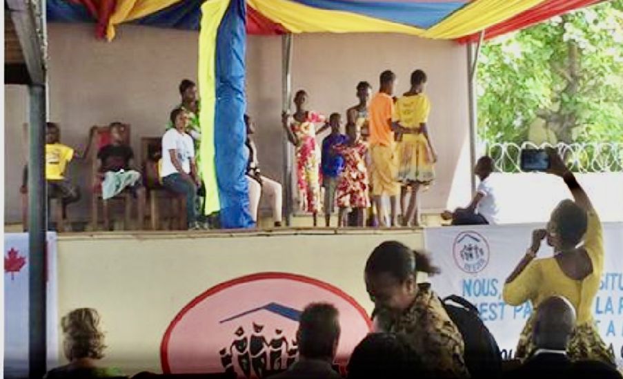 Une scénette jouée par les enfants du centre Ndako ya Biso.