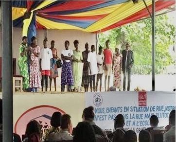 Les enfants du centre VTA sur scène.