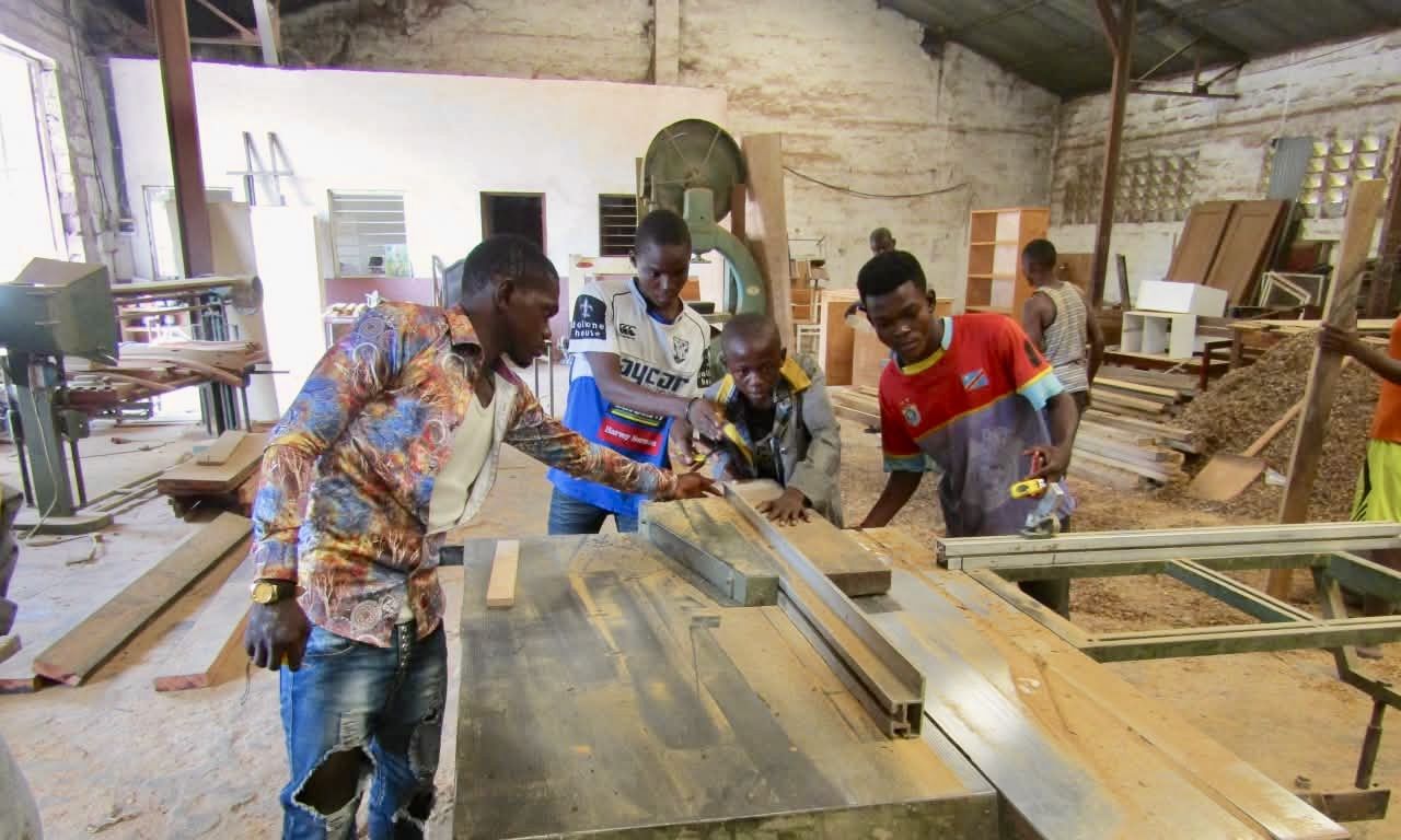 Un atelier de menuiserie dans un centre membre.