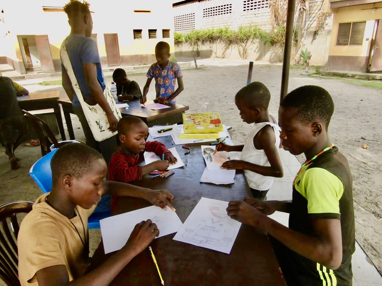 Des enfants au travail dans un centre d'accueil.