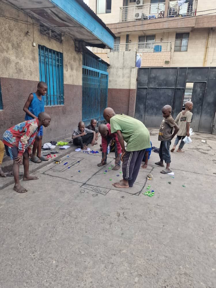 Une équipe de rue auprès des enfants.