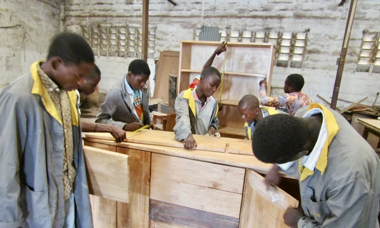 Apprentissage d'un métier : la menuiserie.