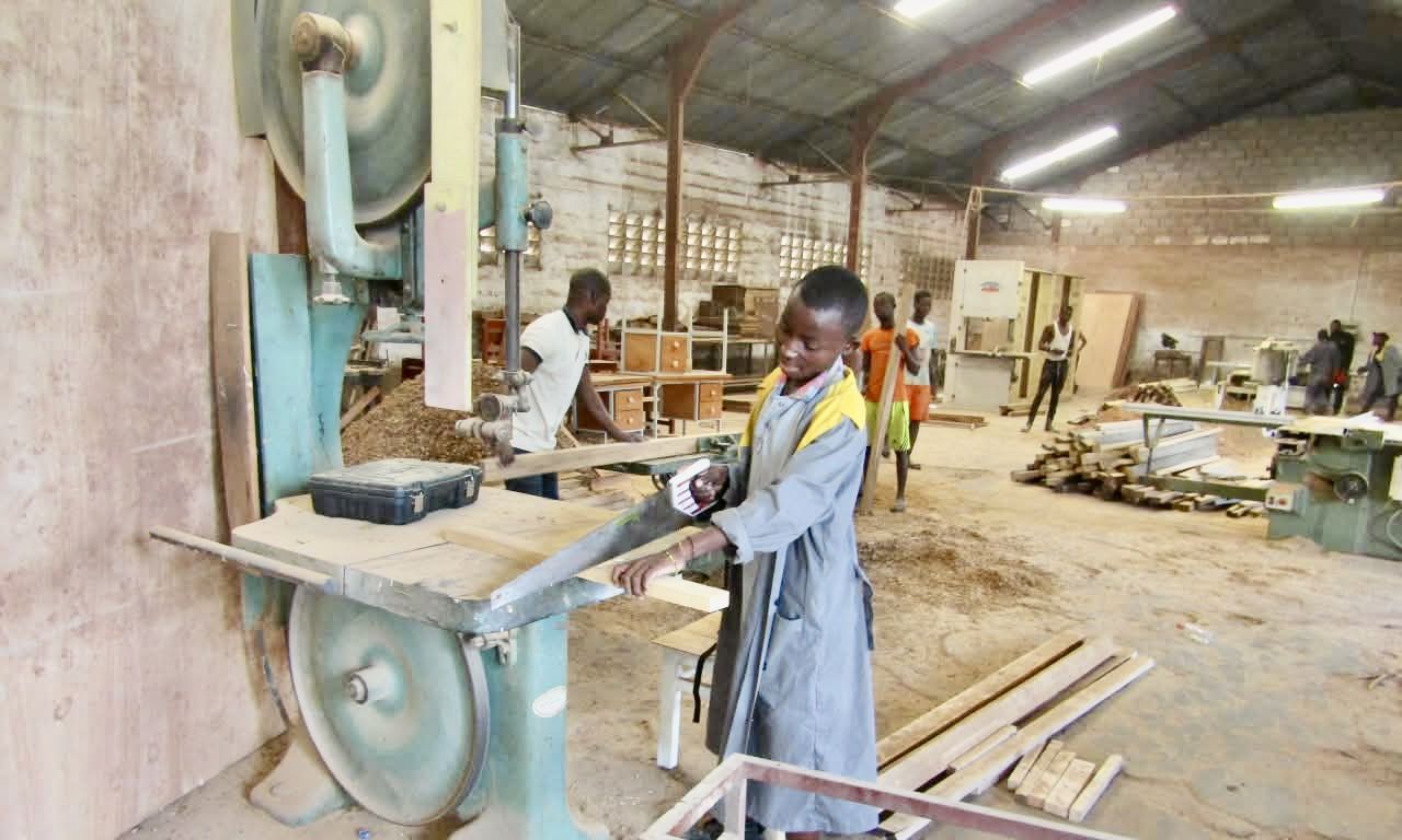 Un jeune en formation à l'atelier.
