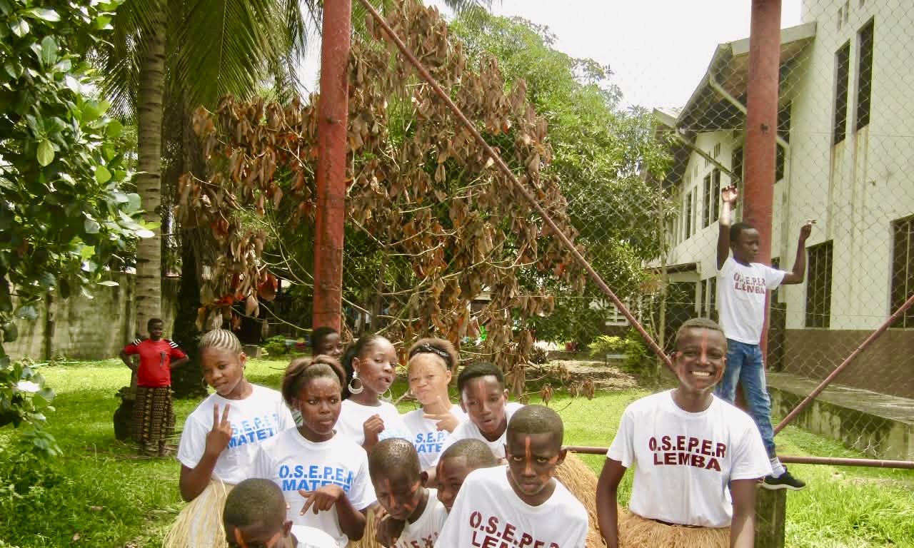 Un groupe de danse d'un centre membre.
