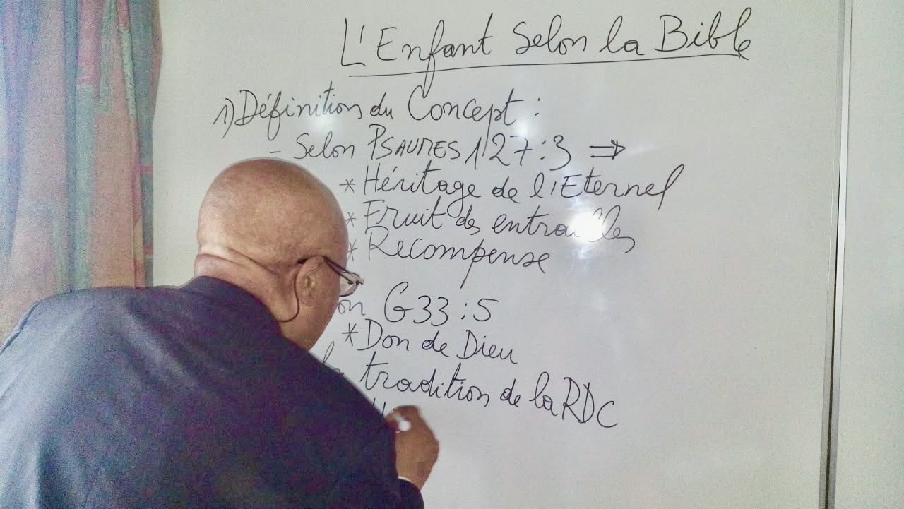 Au tableau : « L'enfant selon la Bible ».
